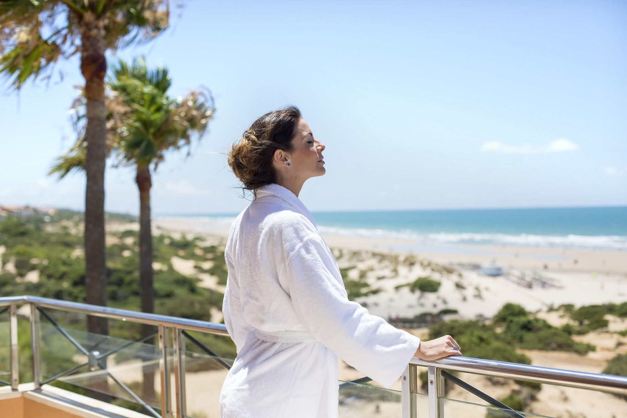 Hipotels Barrosa Palace & Spa Chiclana de la Frontera Exterior photo A woman wearing a bathrobe