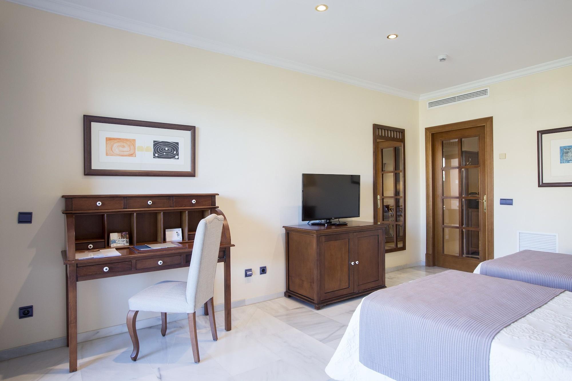 Hipotels Barrosa Palace & Spa Chiclana de la Frontera Exterior photo A room at the hotel