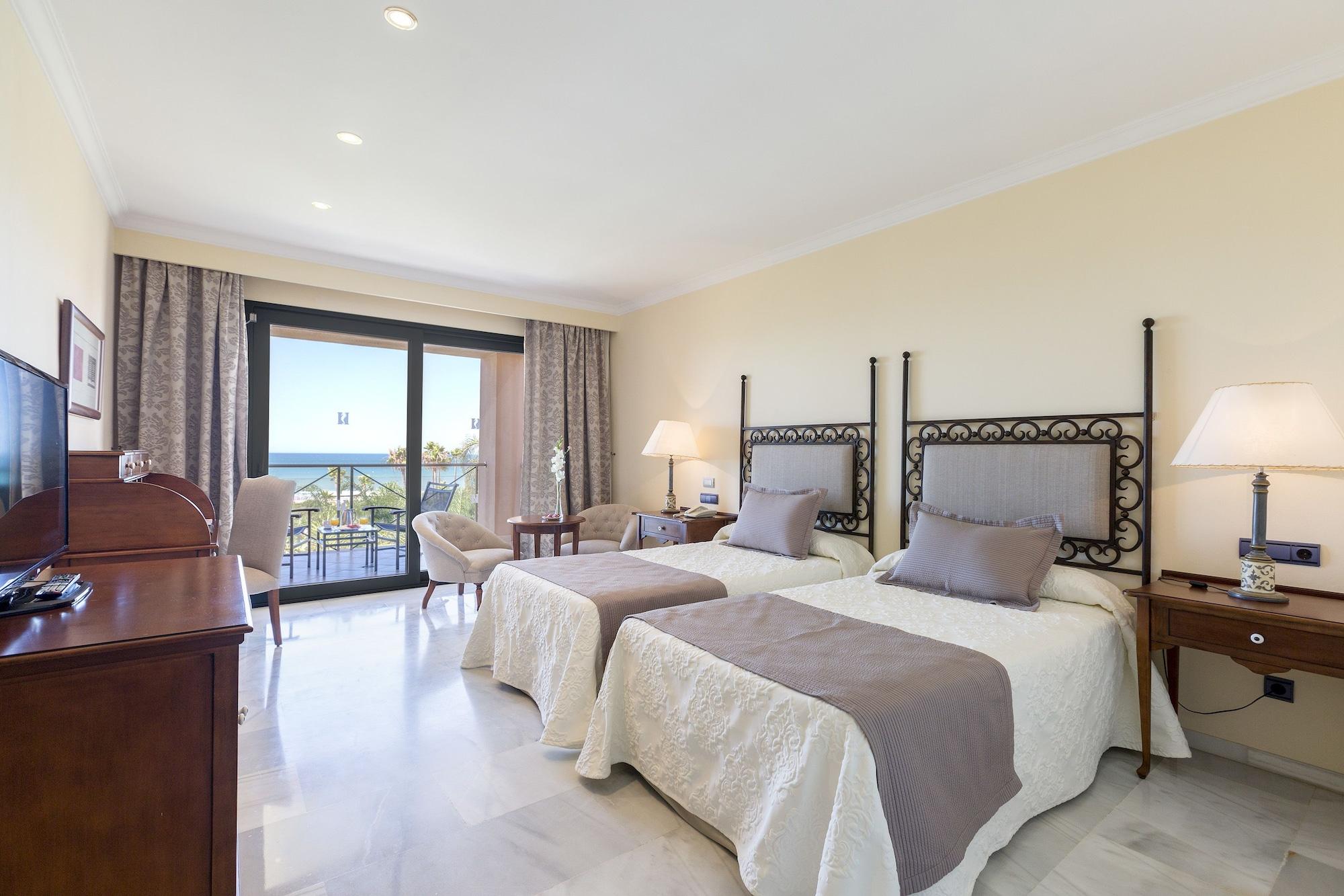 Hipotels Barrosa Palace & Spa Chiclana de la Frontera Exterior photo A room at the hotel