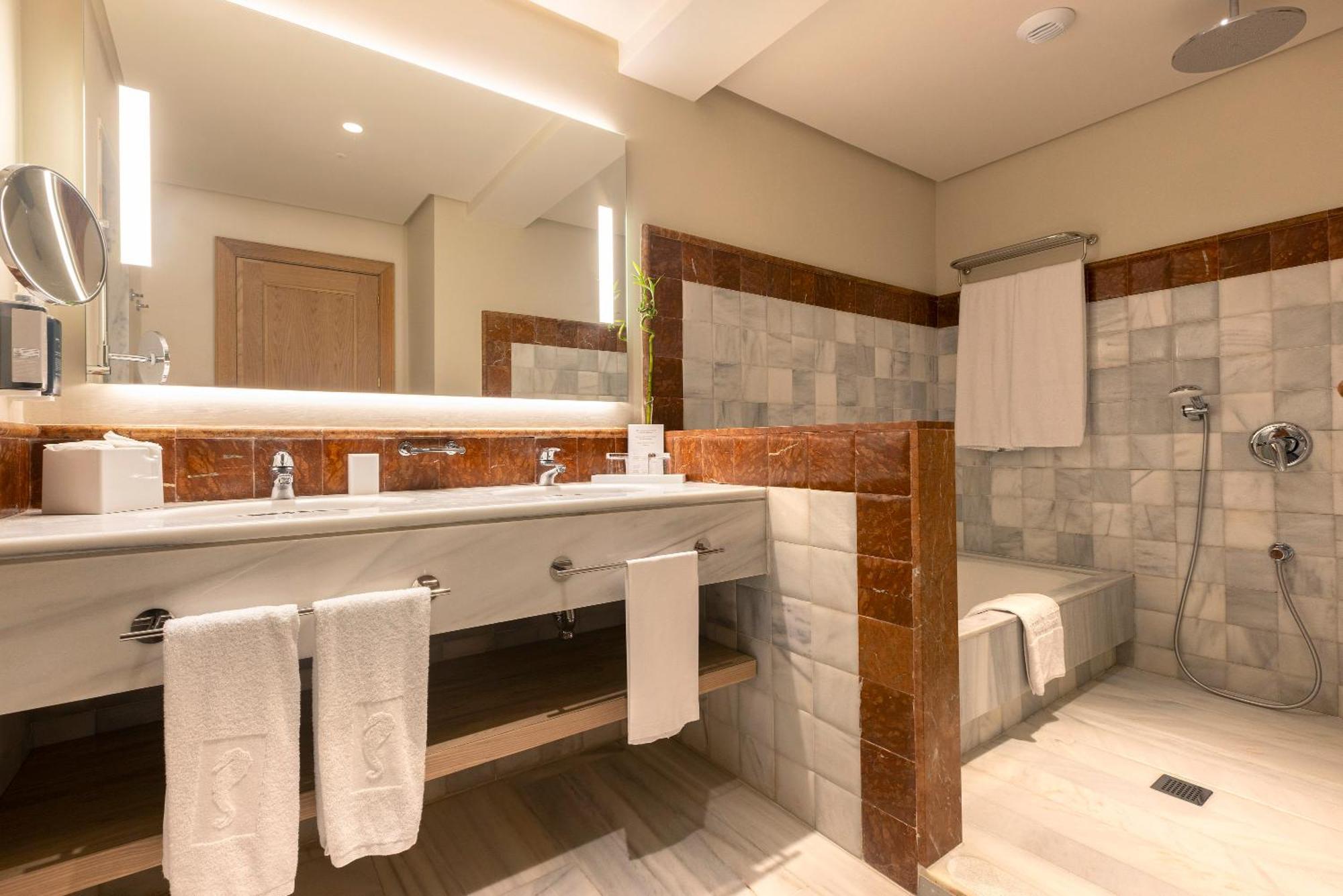 Hipotels Barrosa Palace & Spa Chiclana de la Frontera Exterior photo Bathroom