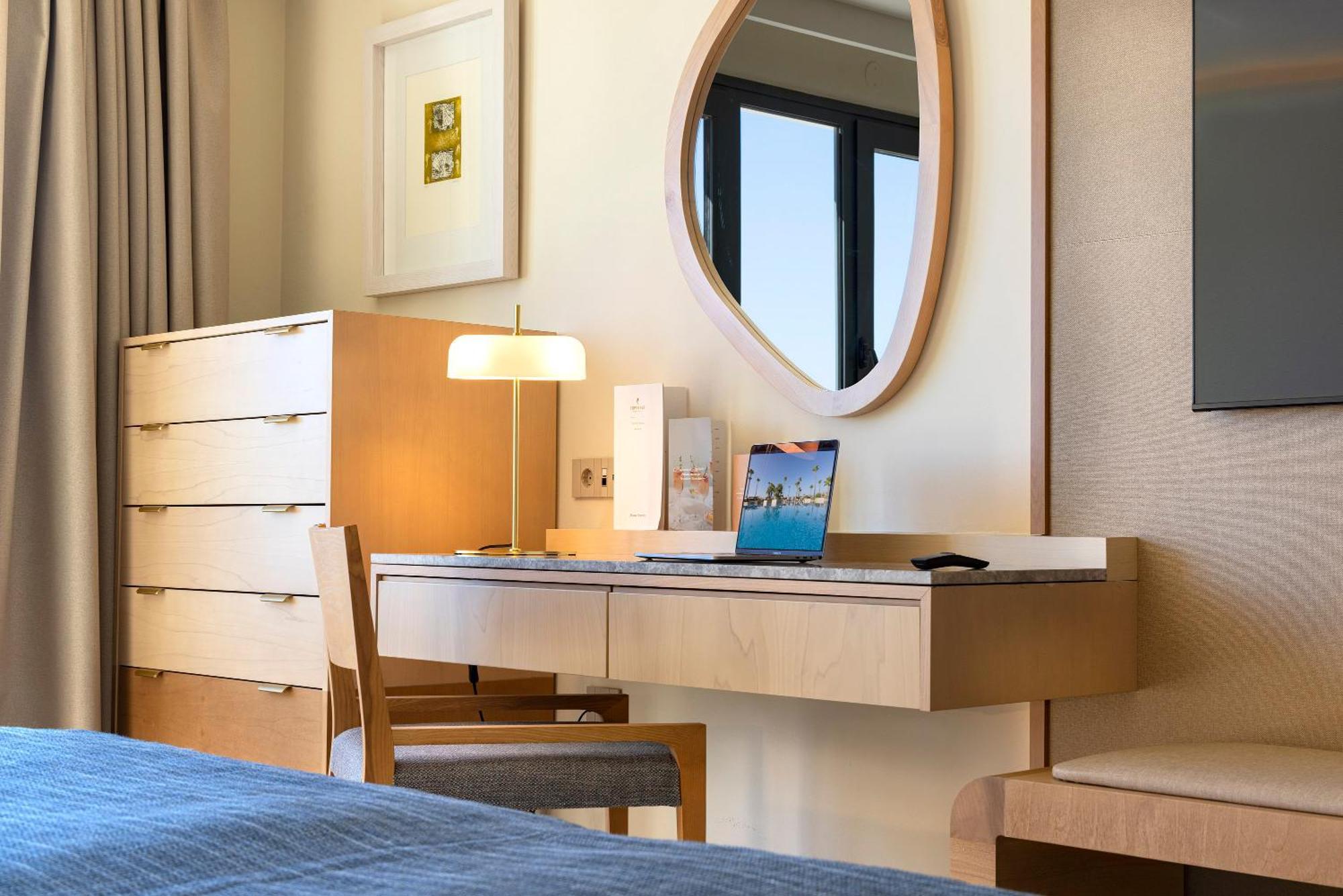 Hipotels Barrosa Palace & Spa Chiclana de la Frontera Exterior photo A vanity table
