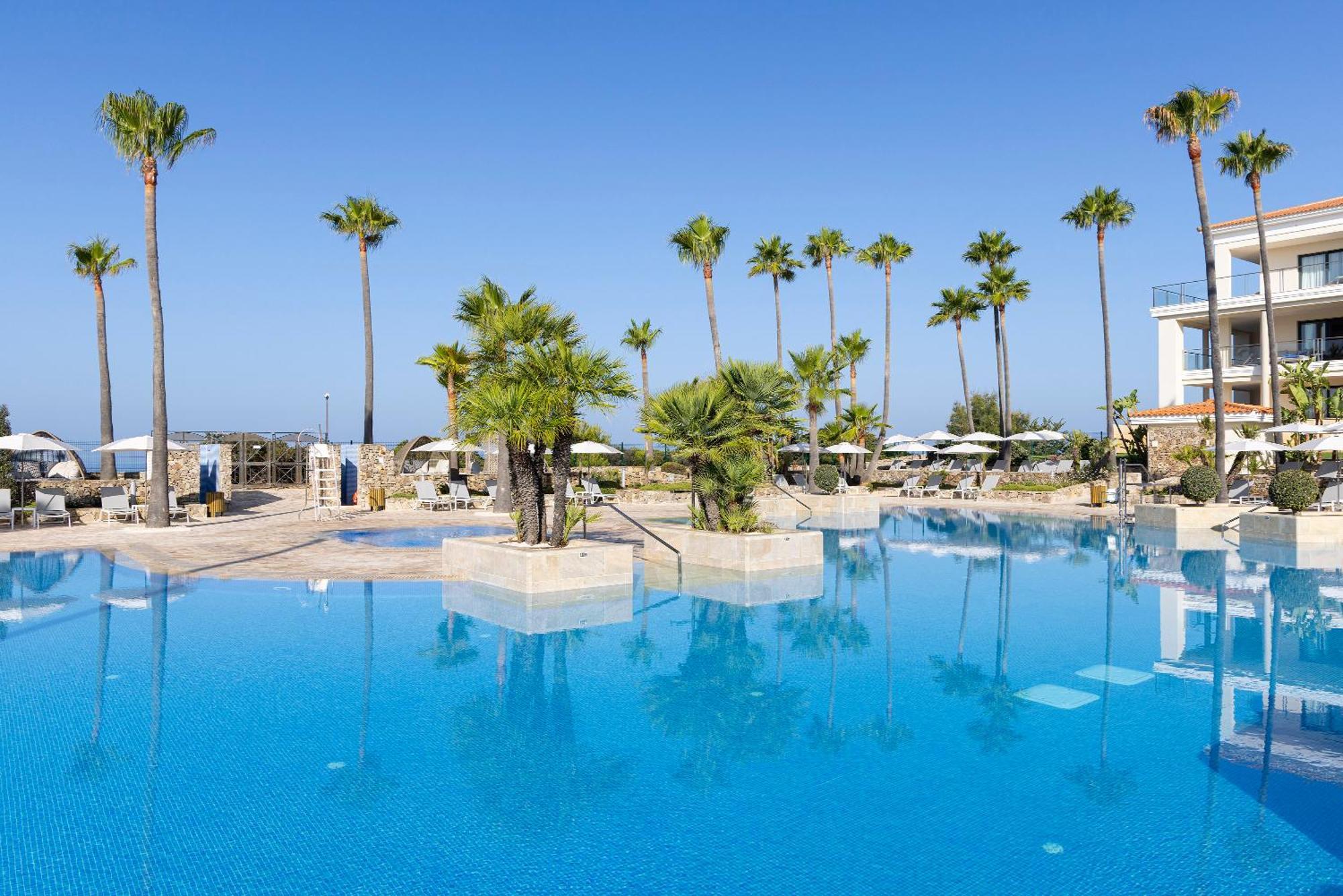 Hipotels Barrosa Palace & Spa Chiclana de la Frontera Exterior photo Pool at the Hilton La Romana