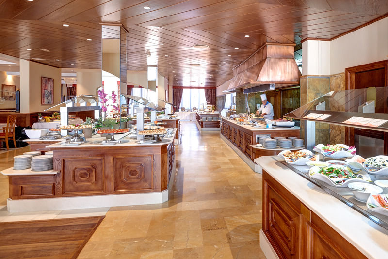 Hipotels Barrosa Palace & Spa Chiclana de la Frontera Exterior photo The buffet at the hotel