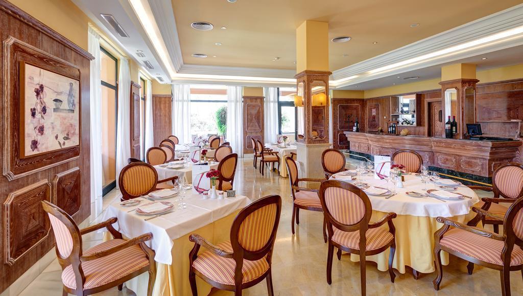 Hipotels Barrosa Palace & Spa Chiclana de la Frontera Exterior photo Restaurant